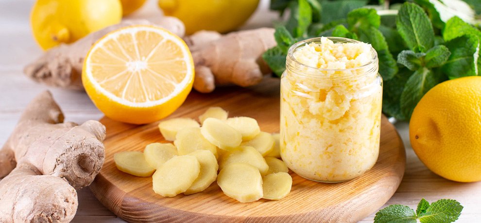 Bouteilles en verre ambré, agrumes frais, fruits secs et yaourt disposés sur fond beige neutre pour soutenir l'immunité